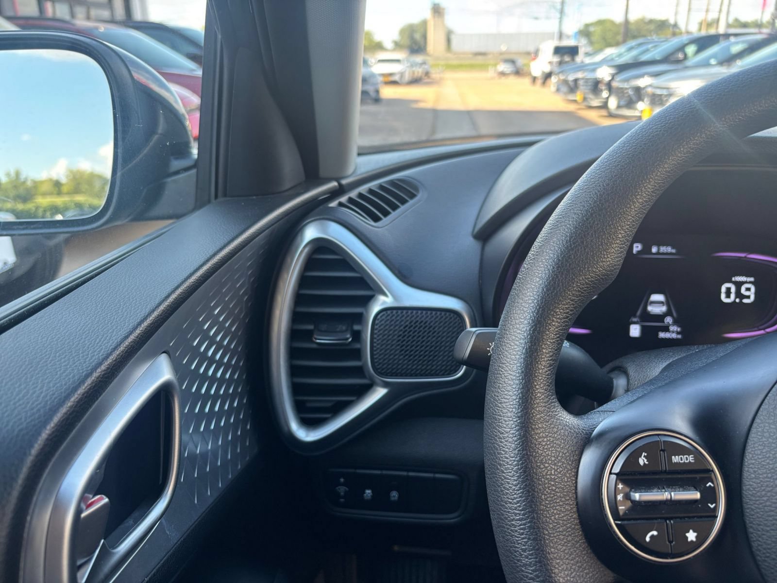 Used 2025 Kia Soul LX w/ LX Technology Package FWD image 28