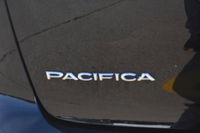 Used 2025 Chrysler Pacifica Select image 7