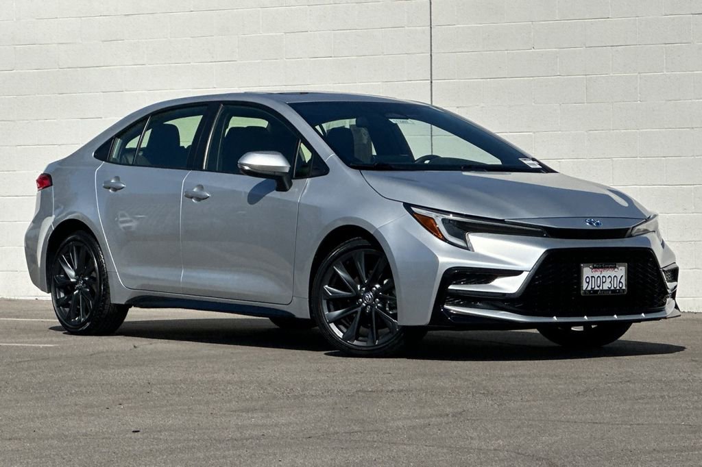Used 2023 Toyota Corolla SE w/ SE Package image 2