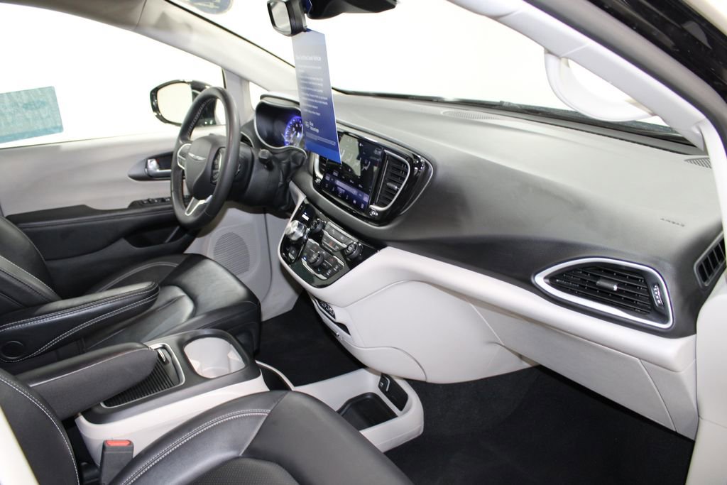 Used 2024 Chrysler Pacifica Touring-L image 29