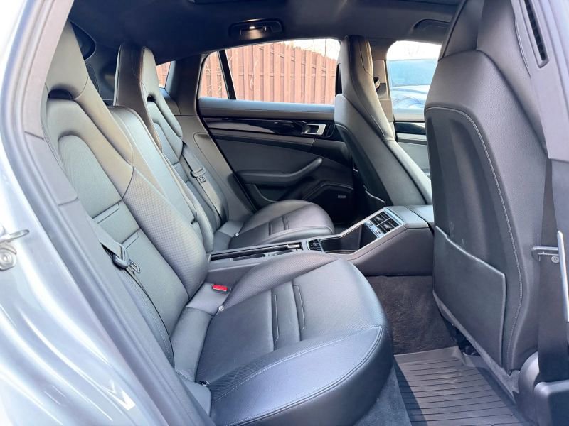 Used 2018 Porsche Panamera 4 w/ Premium Package image 27