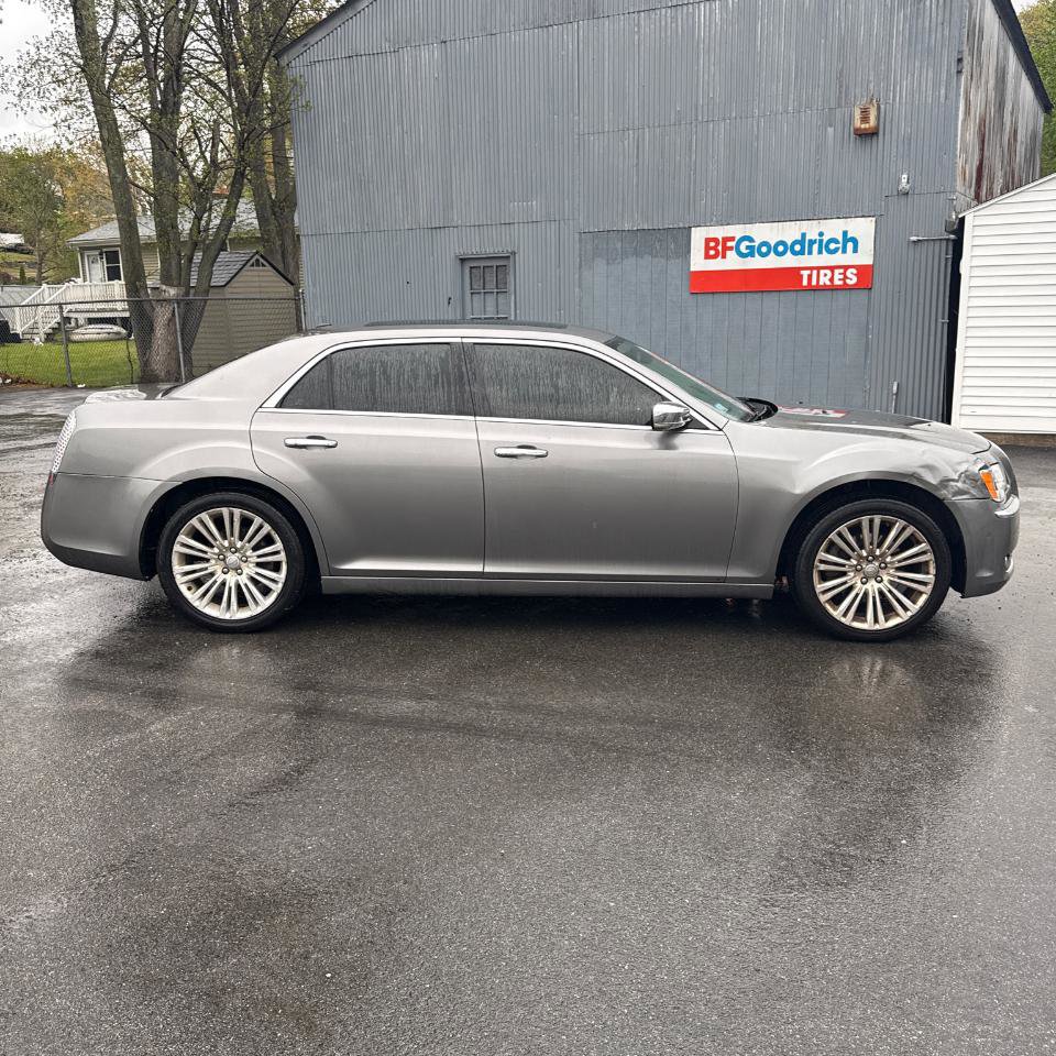 Used 2011 Chrysler 300 C RWD image 7