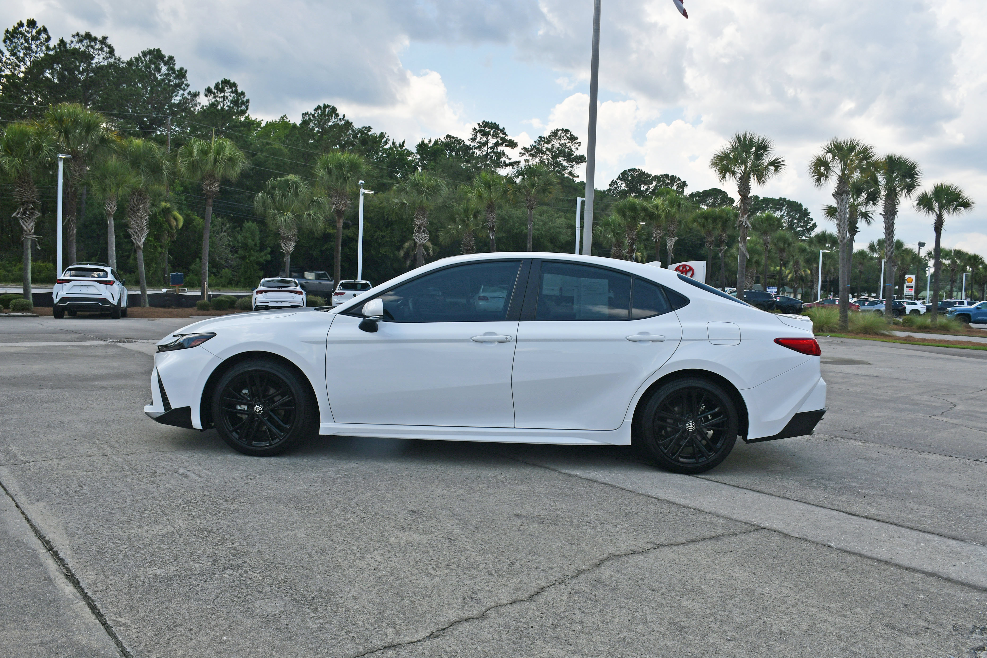 Certified 2025 Toyota Camry SE FWD image 5