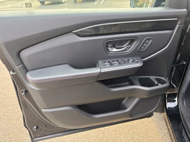 Certified 2025 Honda Pilot Black Edition image 23