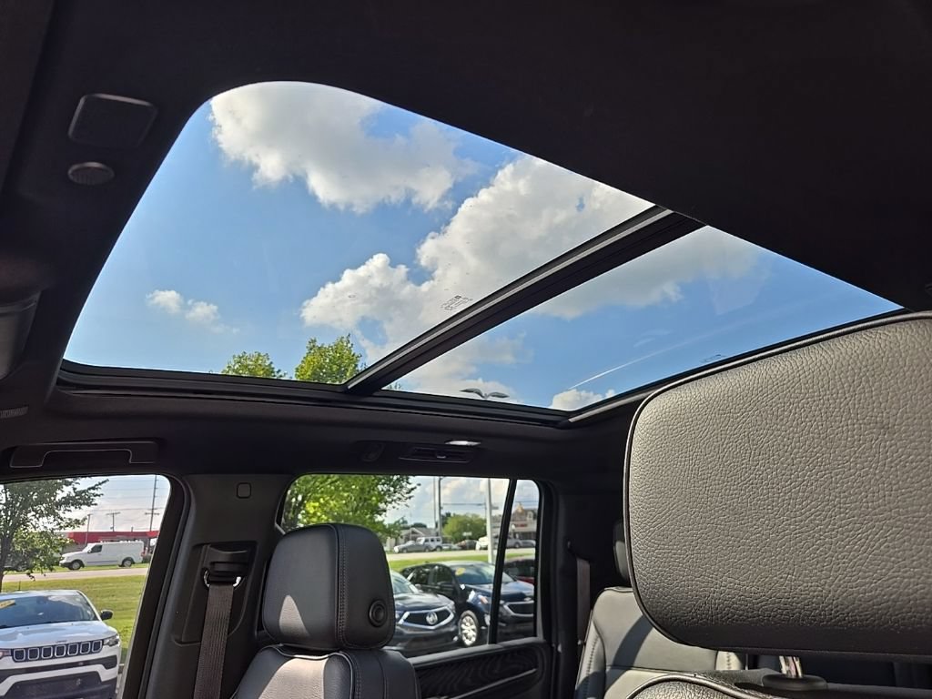 Used 2023 GMC Yukon XL Denali AWD/4WD image 28