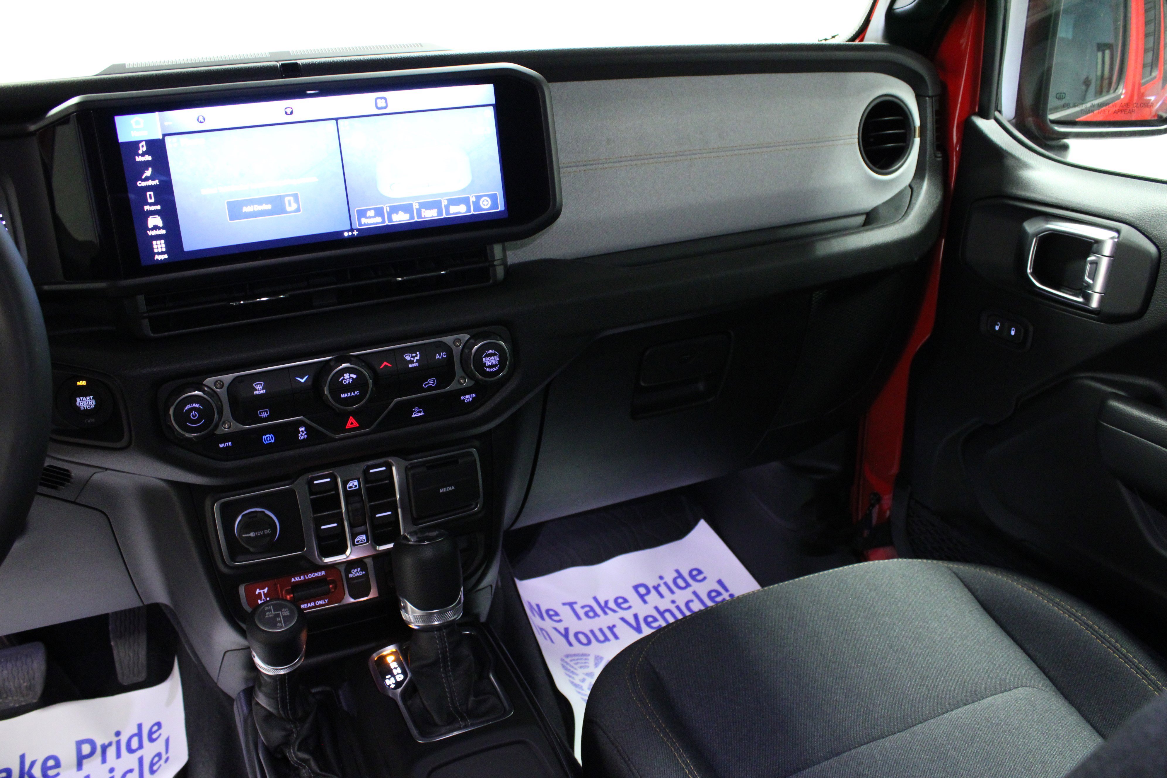 Used 2025 Jeep Wrangler Willys AWD/4WD image 19