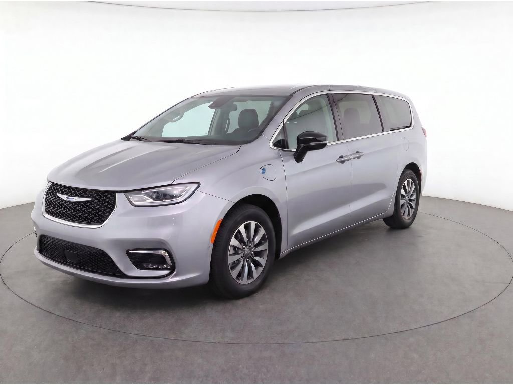 Used 2024 Chrysler Pacifica Limited FWD image 2
