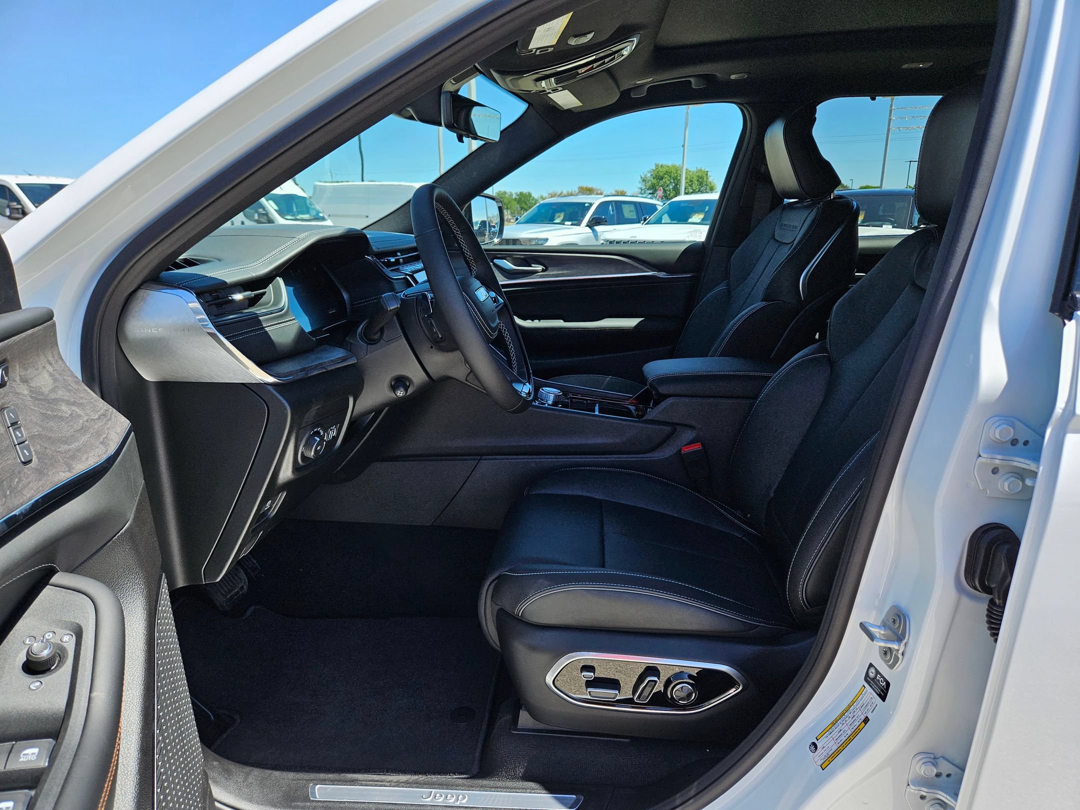 New 2025 Jeep Grand Cherokee L Overland w/ Advanced Protech Group III AWD/4WD image 9