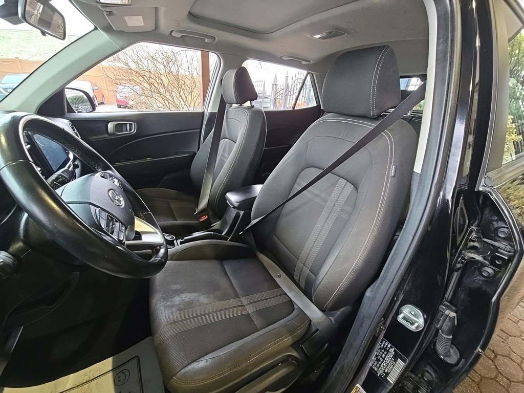 Used 2023 Hyundai Venue SEL image 2