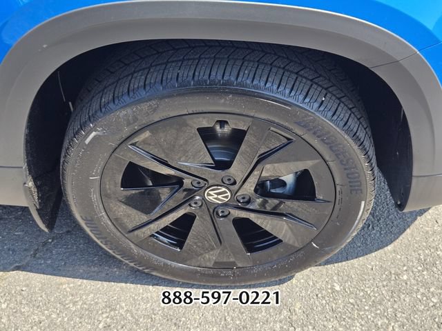 Certified 2025 Volkswagen Taos SE FWD image 21