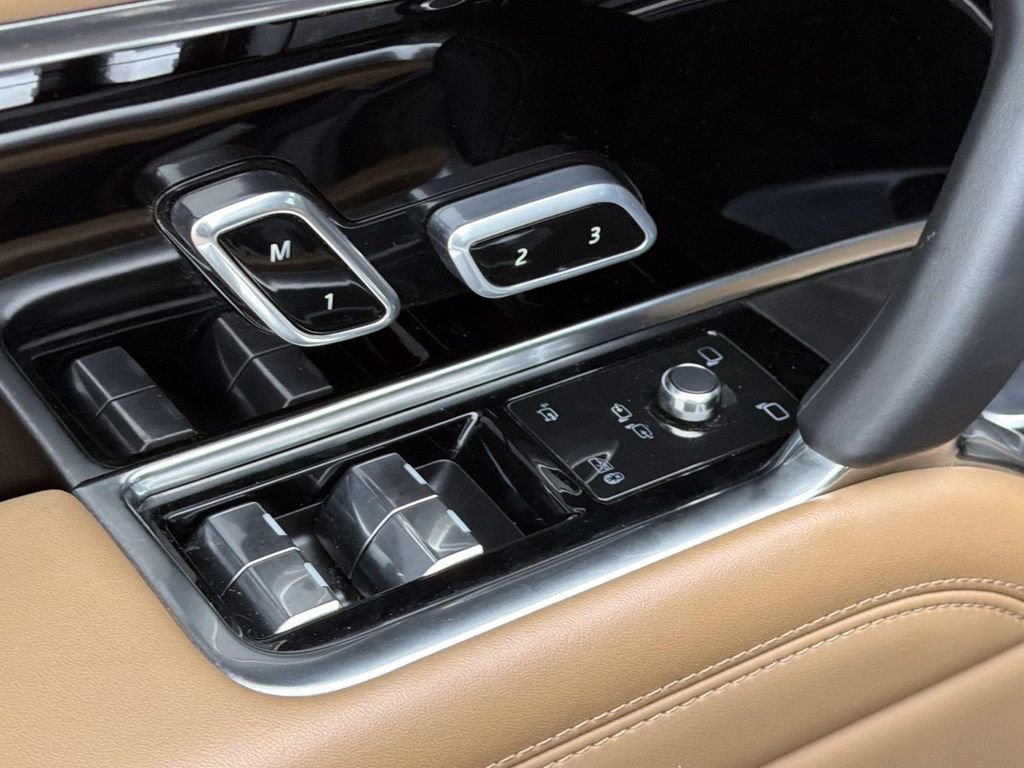 New 2025 Land Rover Range Rover Long Wheelbase SE image 17