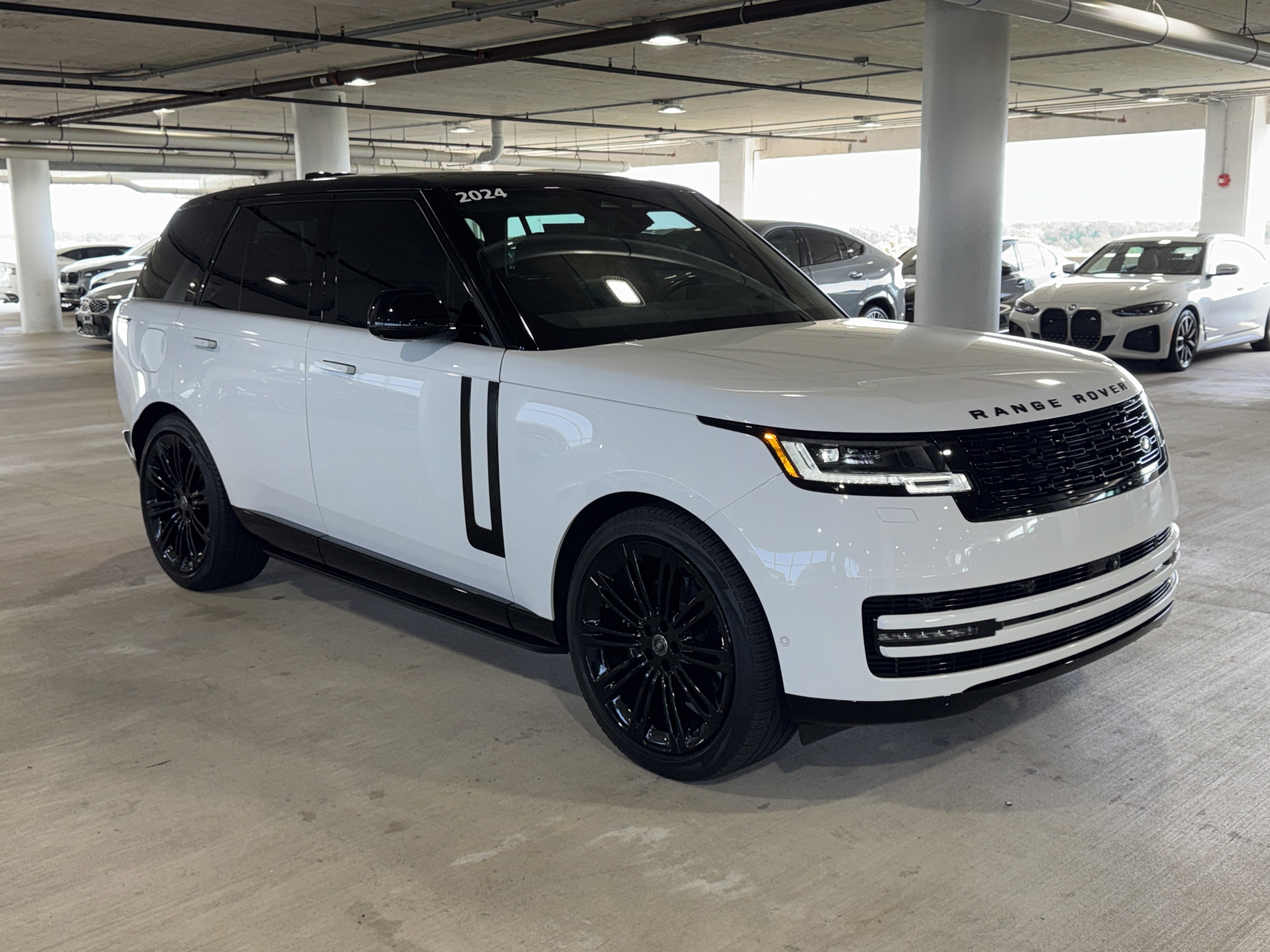 Used 2024 Land Rover Range Rover SE AWD/4WD image 2
