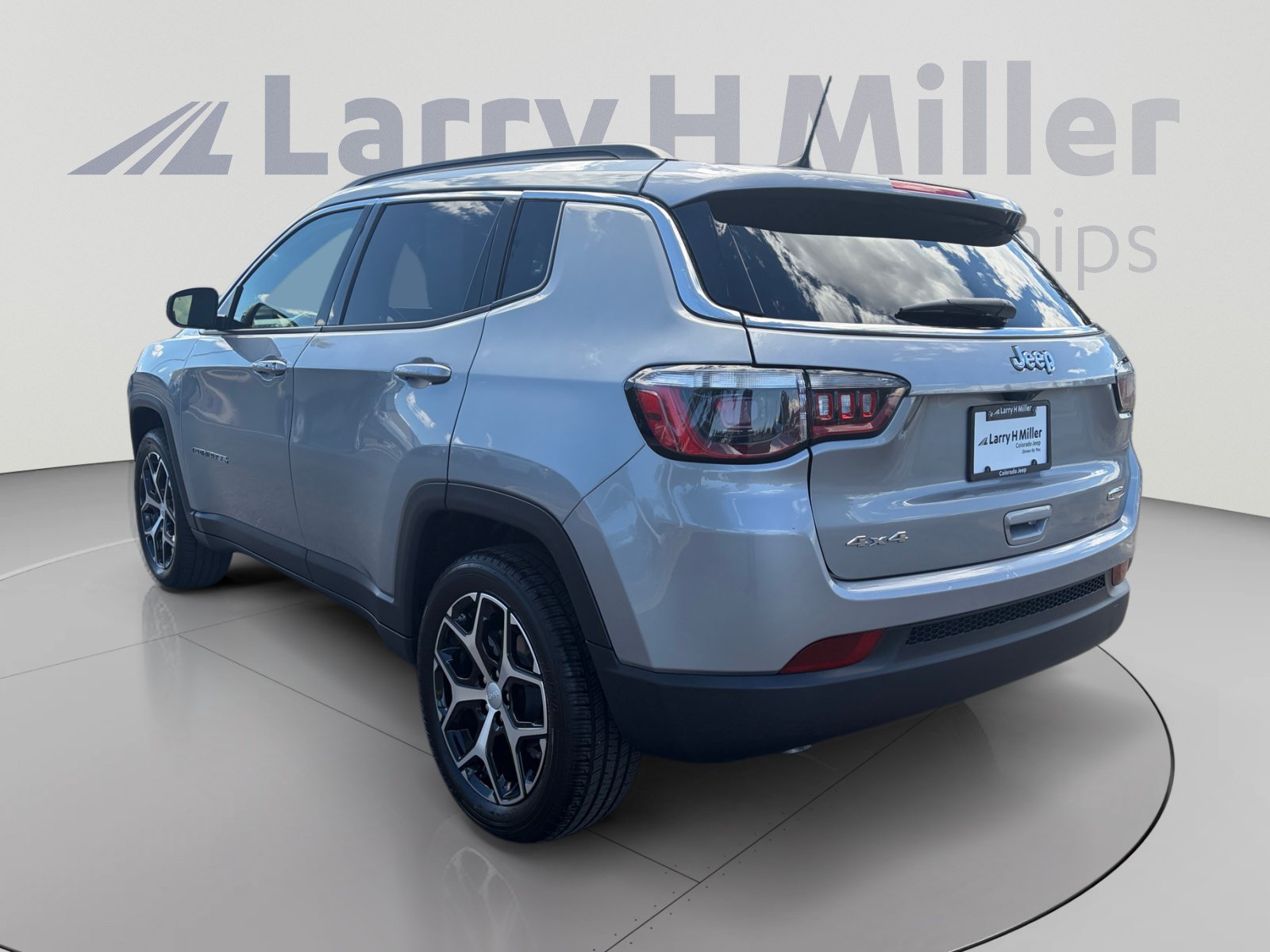 Used 2024 Jeep Compass Latitude AWD/4WD image 3