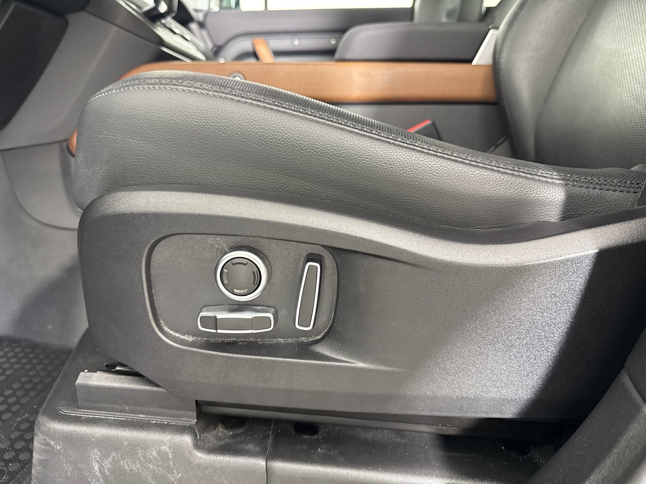 Used 2023 Land Rover Defender 130 X-Dynamic SE image 17