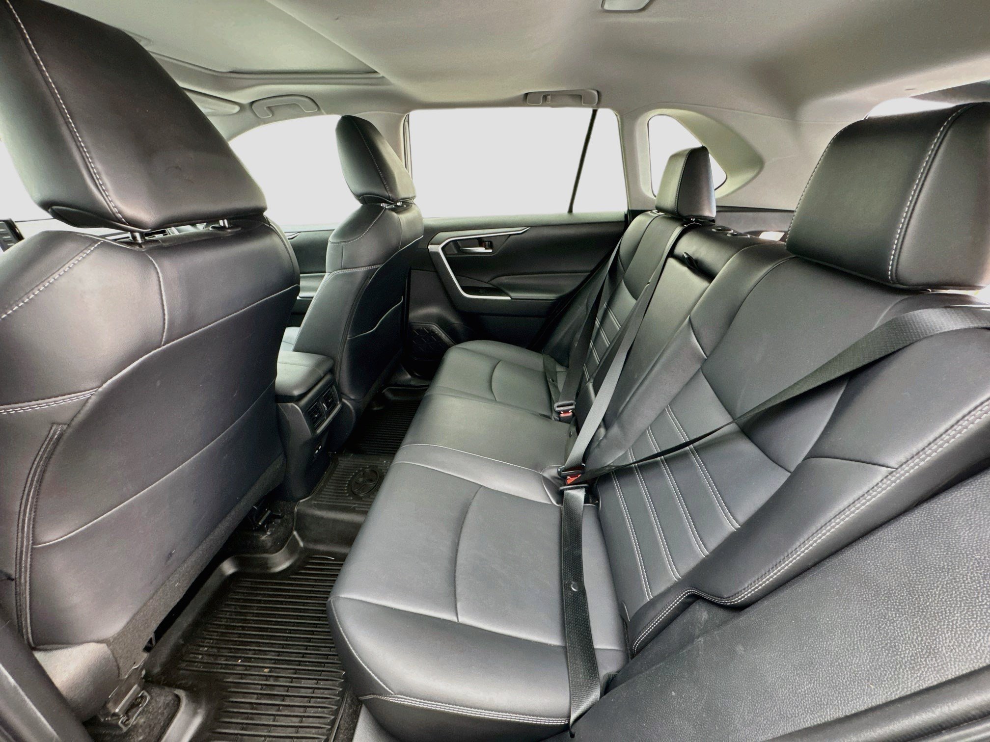Used 2022 Toyota RAV4 XLE Premium FWD image 16