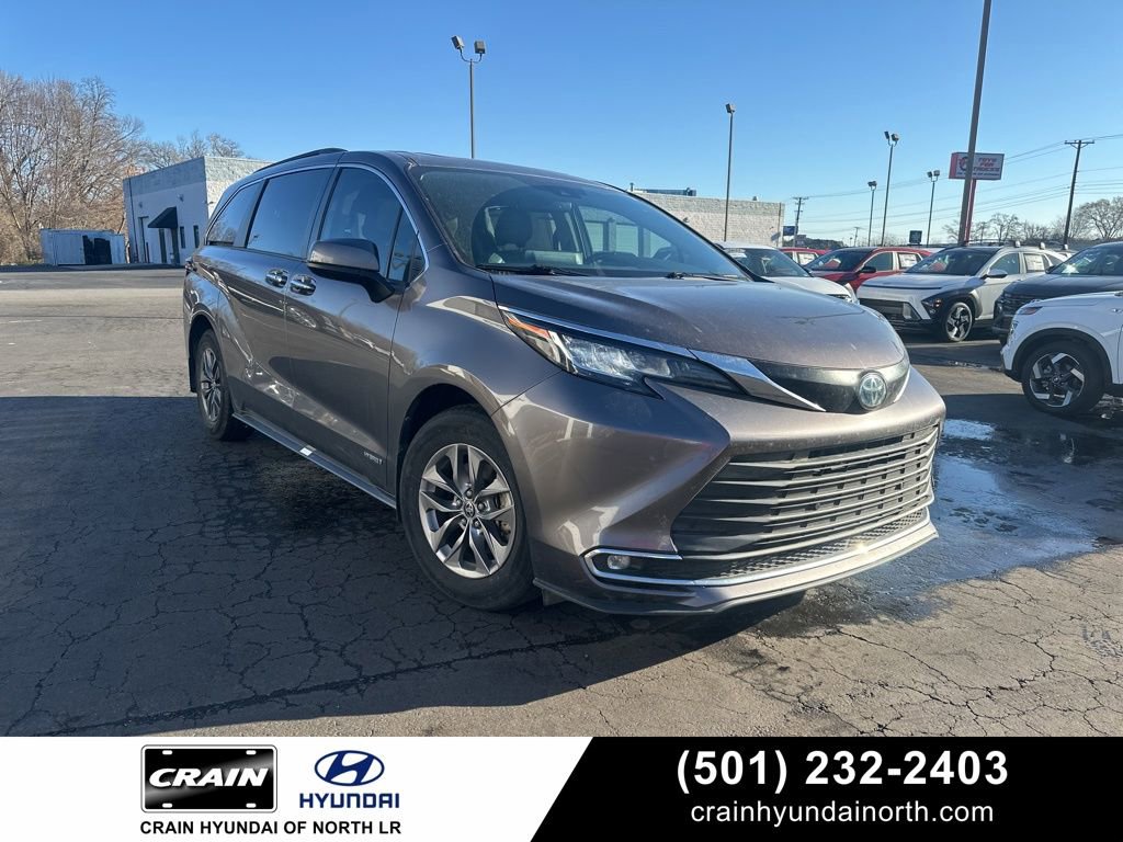Used 2021 Toyota Sienna XLE image 1
