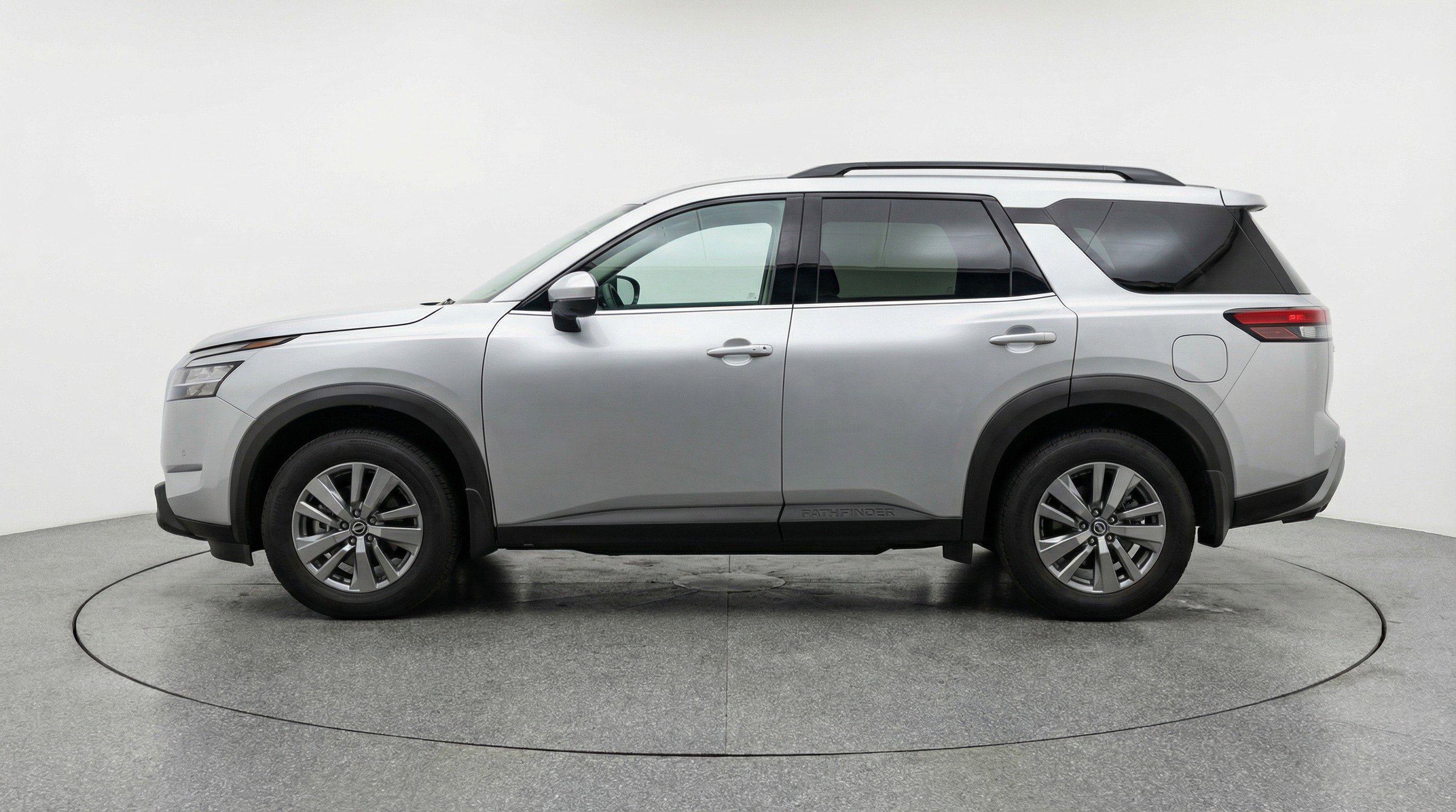 Used 2025 Nissan Pathfinder SV image 5