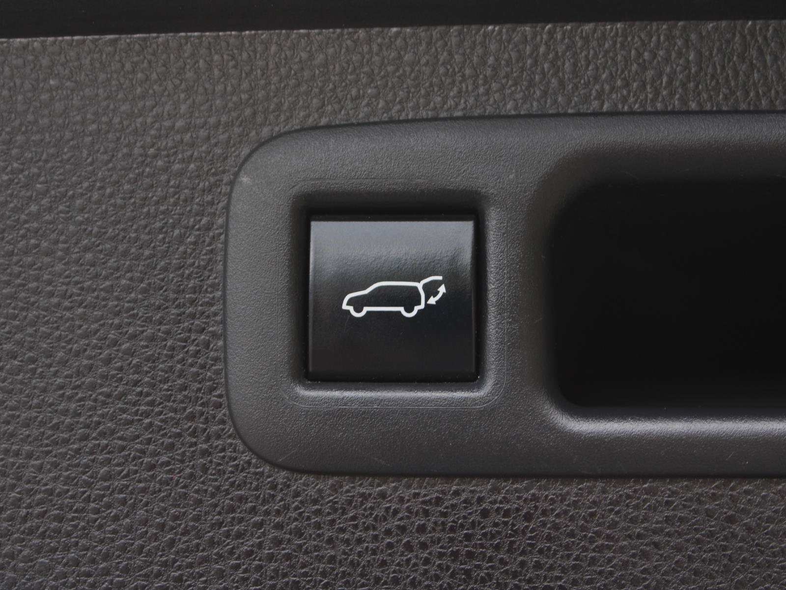 Used 2021 Toyota Highlander XLE AWD/4WD image 9