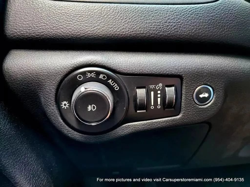 Used 2015 Chrysler 200 S FWD image 31
