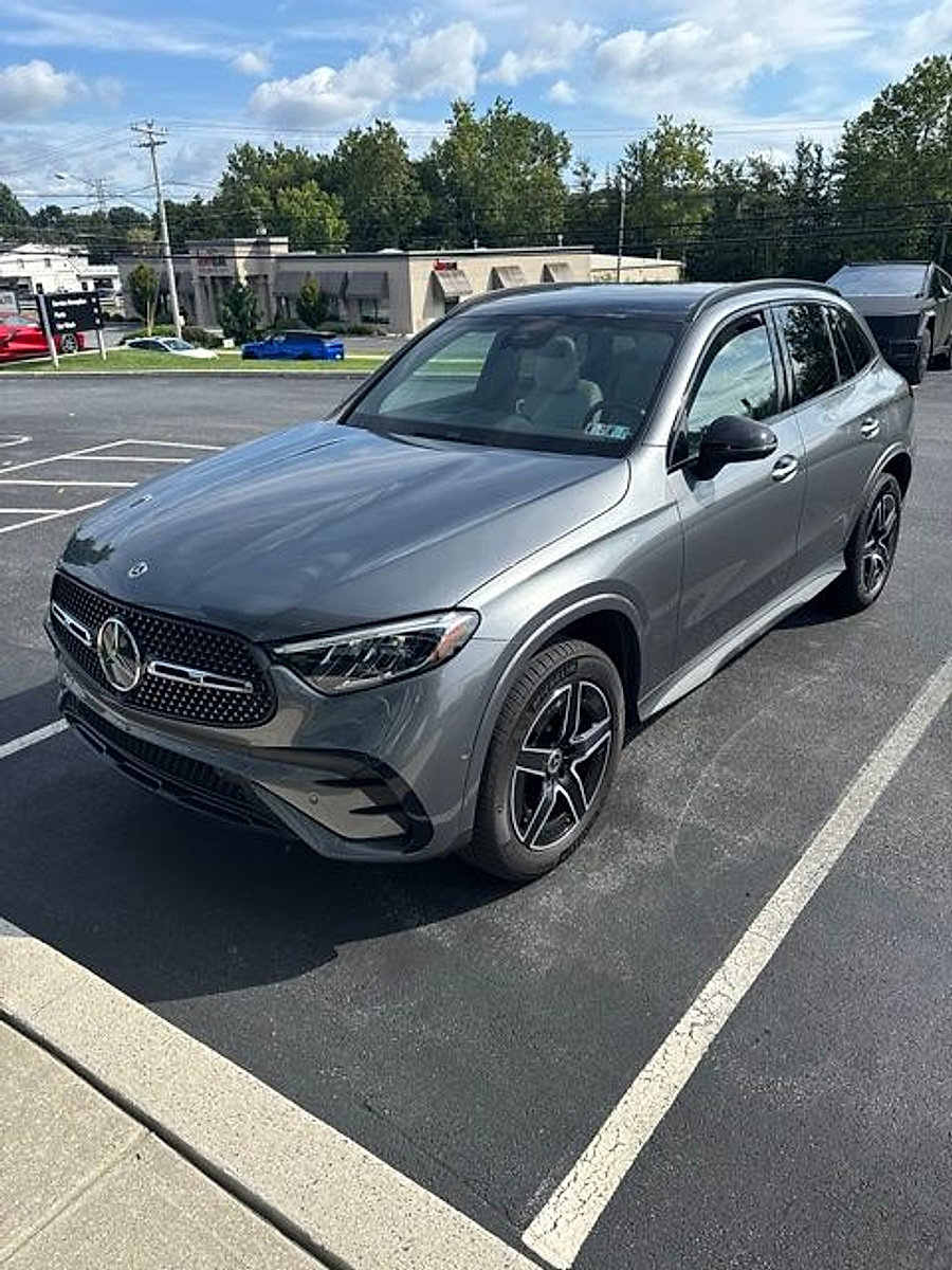 Used 2023 Mercedes-Benz GLC 300 4MATIC image 1
