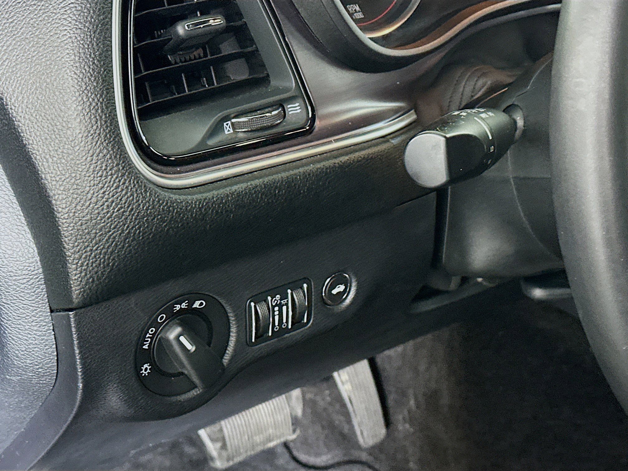 Used 2015 Dodge Challenger SXT image 16