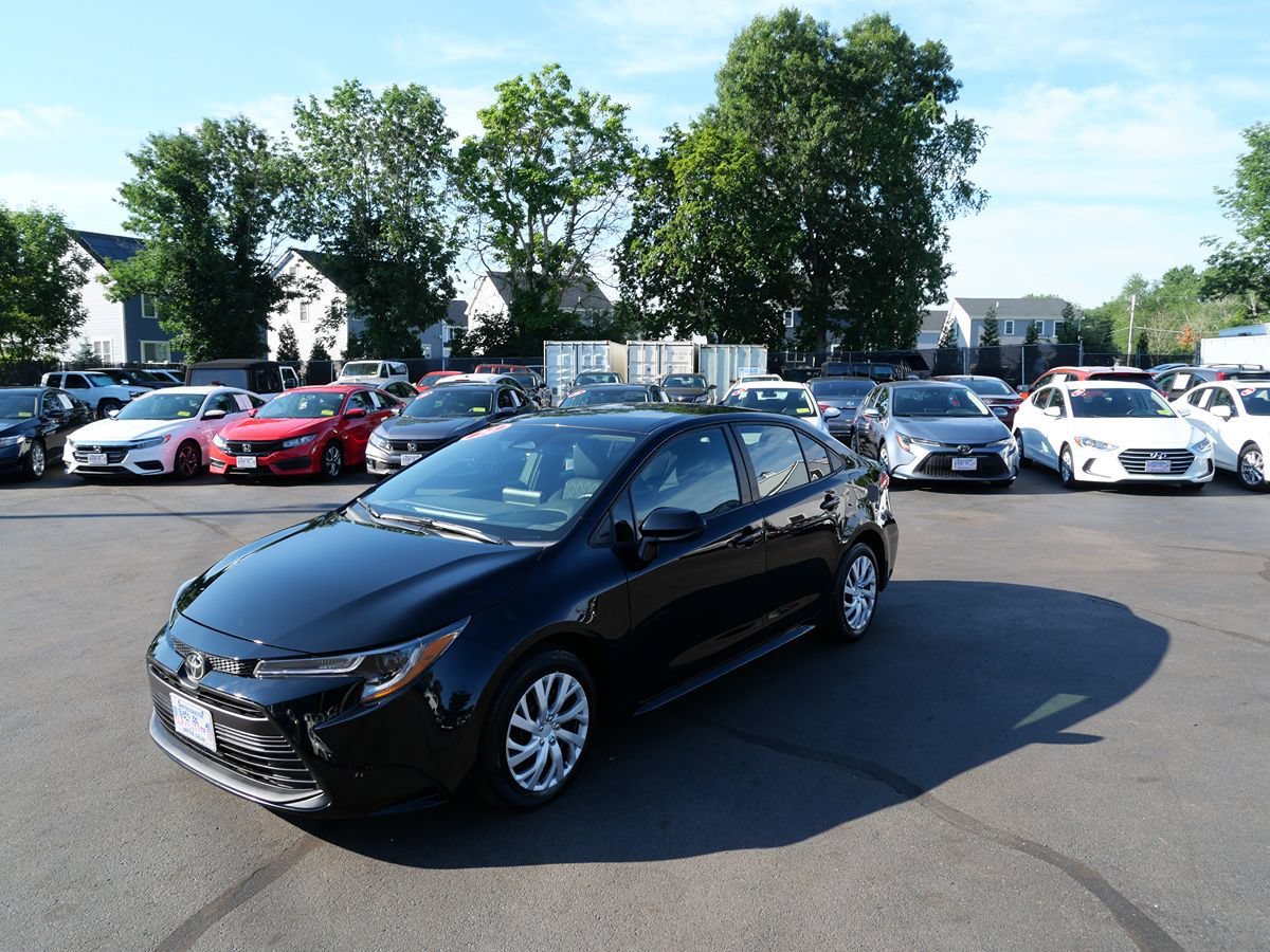 Used 2024 Toyota Corolla LE FWD image 1