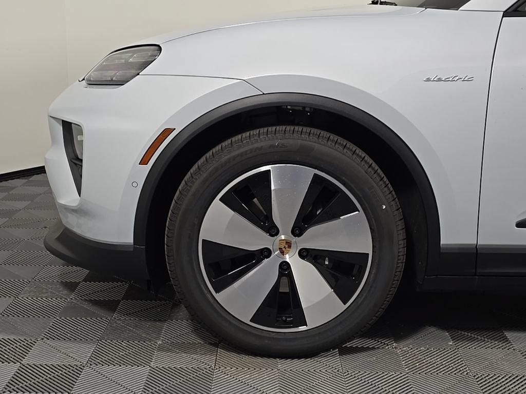 Certified 2025 Porsche Macan Electric RWD image 11