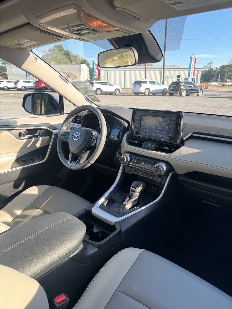 Used 2020 Toyota RAV4 XLE Premium image 10