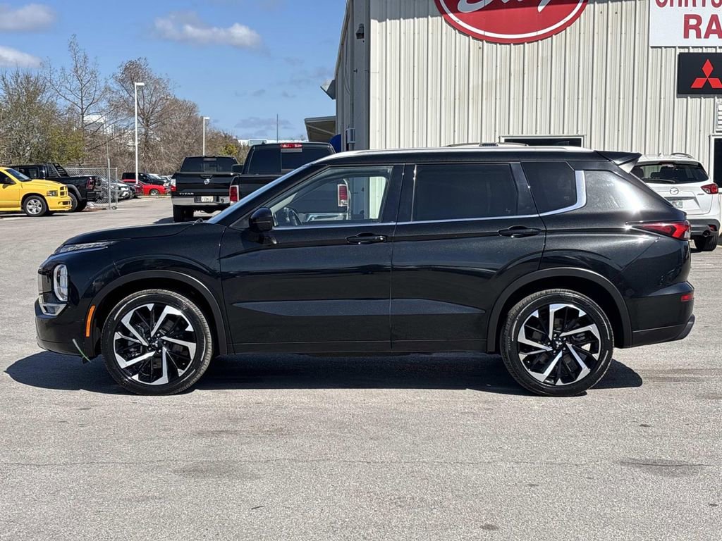 Used 2022 Mitsubishi Outlander SEL image 2