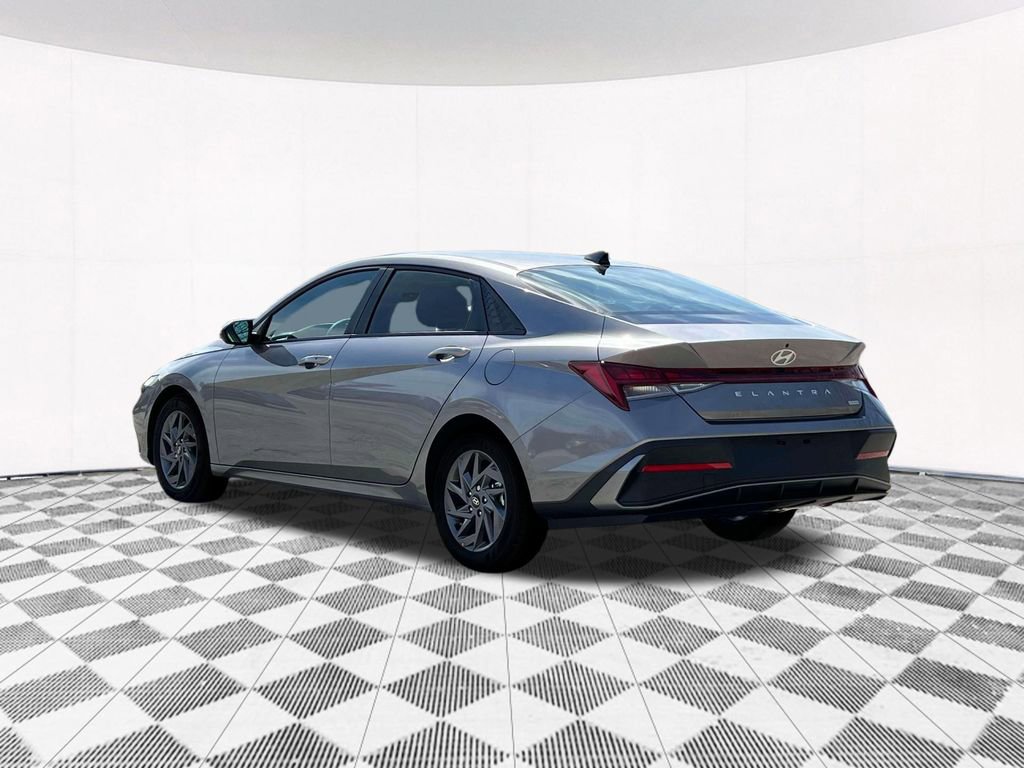 Used 2025 Hyundai Elantra Blue image 8