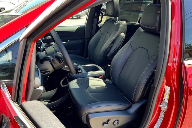 New 2025 Chrysler Pacifica Select AWD/4WD image 40