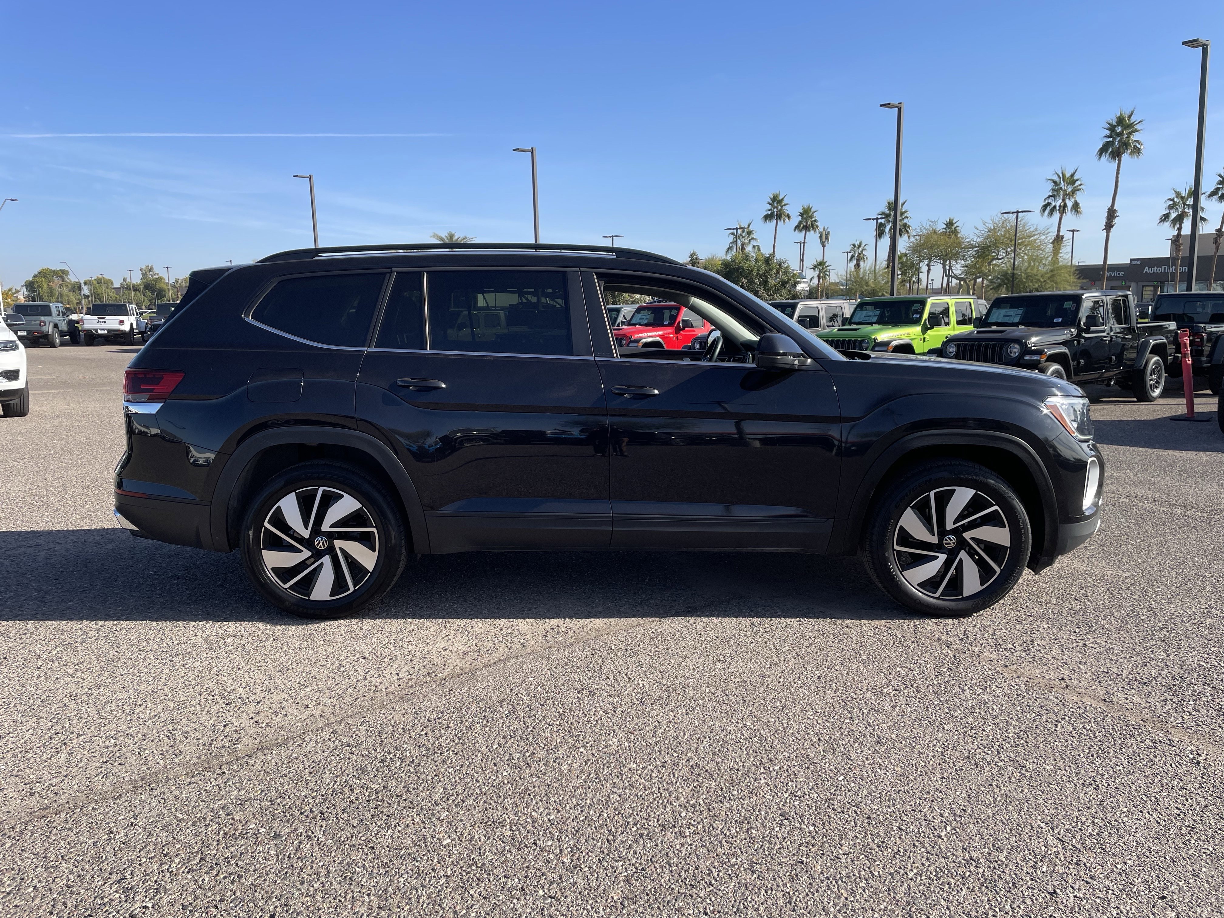 Used 2025 Volkswagen Atlas SE image 6