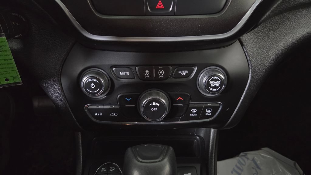 Used 2020 Jeep Cherokee Trailhawk AWD/4WD image 23