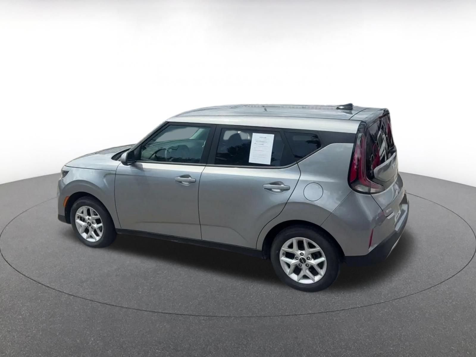 Used 2025 Kia Soul LX w/ LX Technology Package FWD image 9