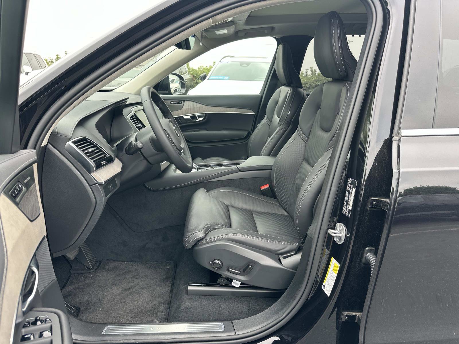 Certified 2024 Volvo XC90 B6 Ultimate w/ Lounge Package image 17