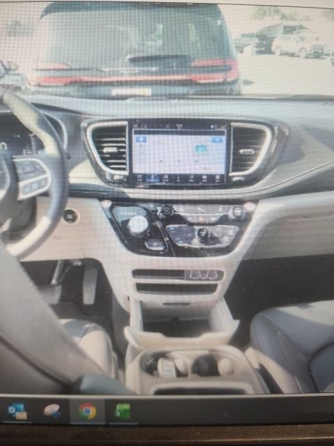 Used 2024 Chrysler Pacifica Limited FWD image 5