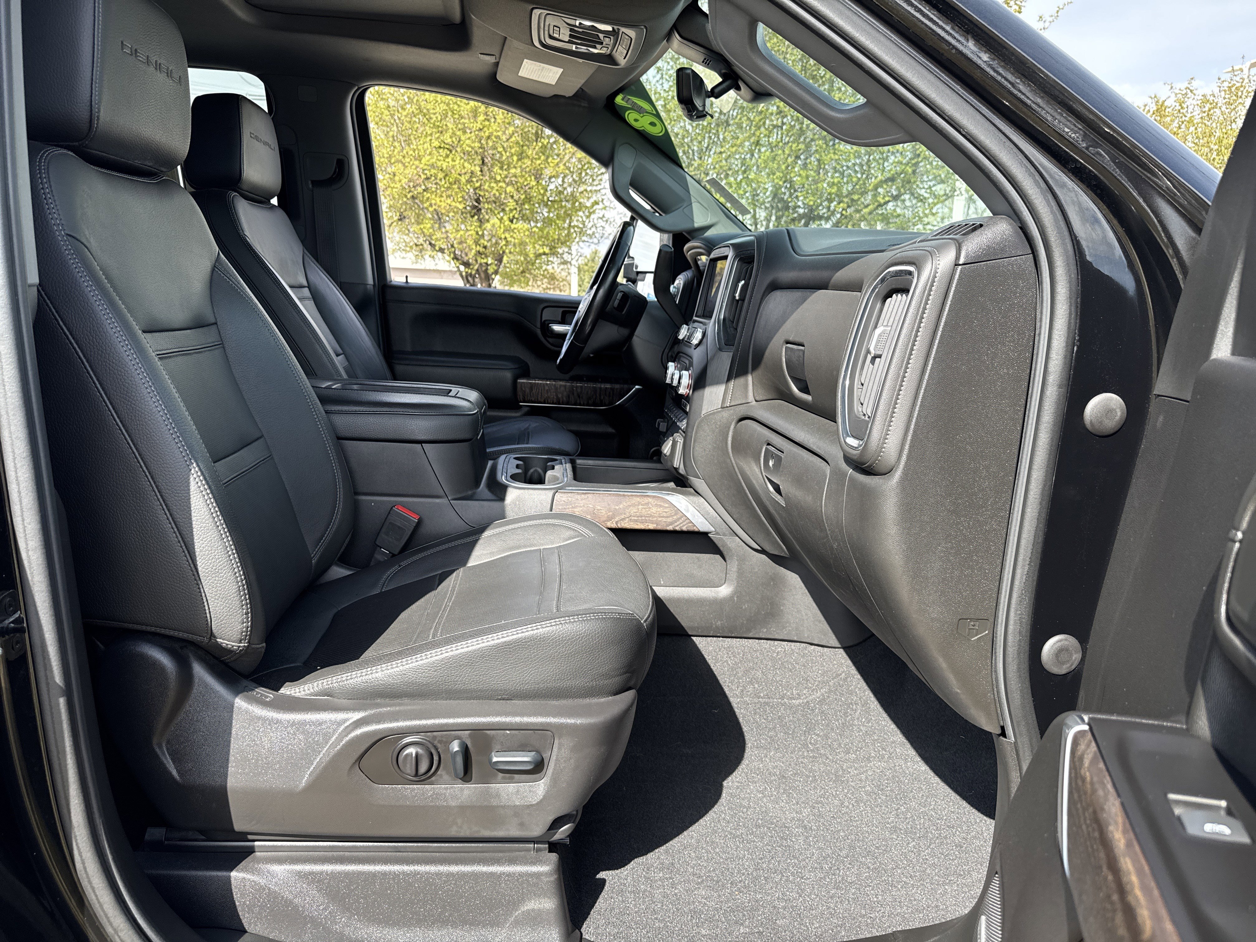 Used 2022 GMC Sierra 3500 Denali w/ Denali Black Diamond Edition image 22