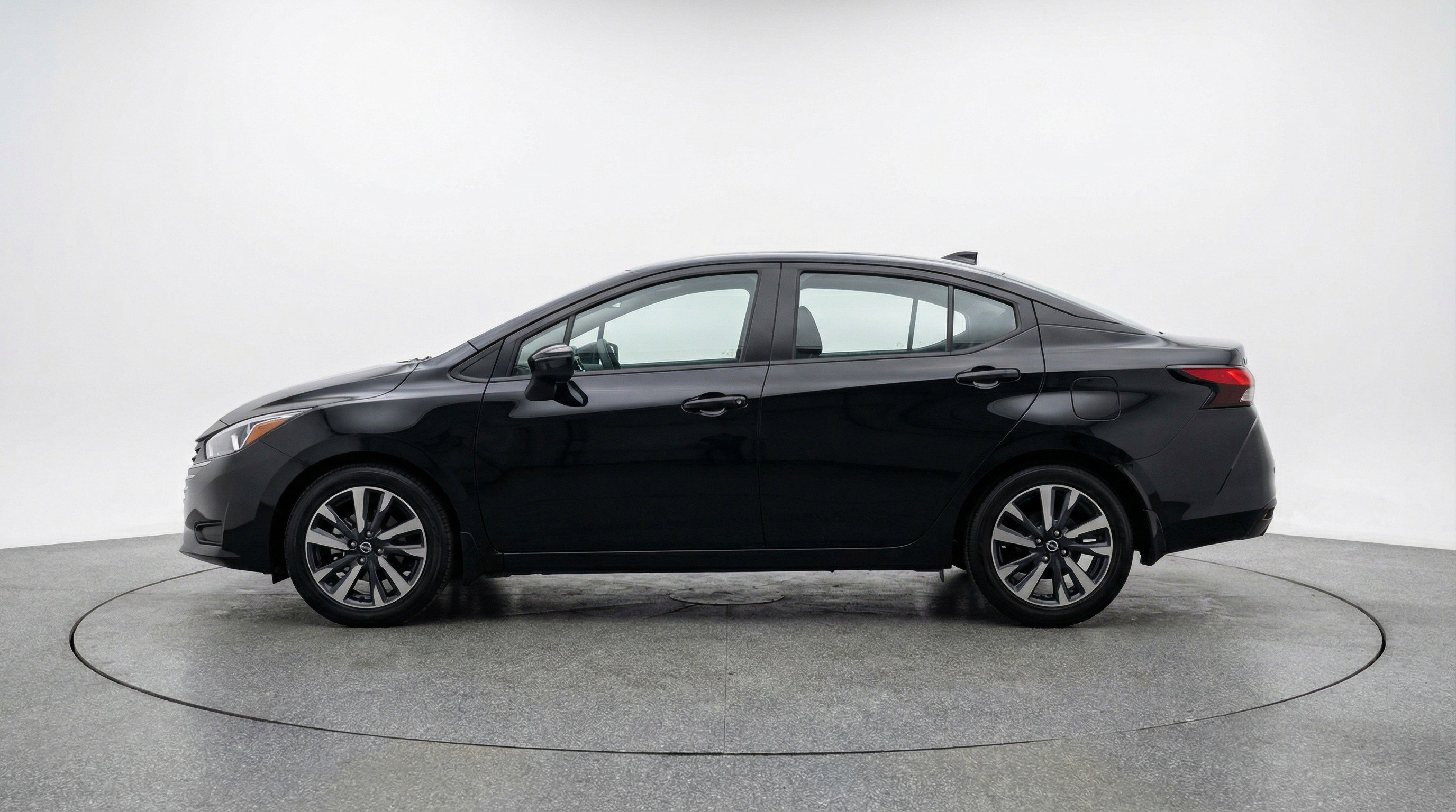Used 2025 Nissan Versa SV FWD image 5