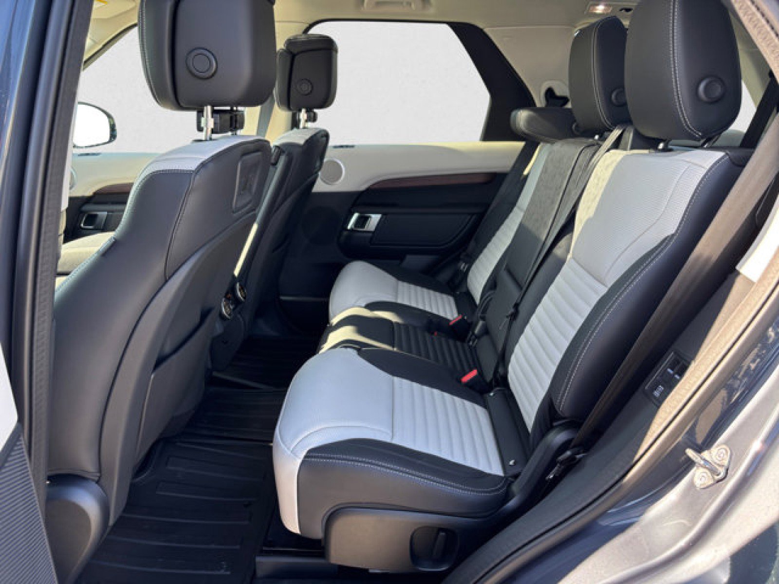 New 2025 Land Rover Discovery Dynamic SE image 18