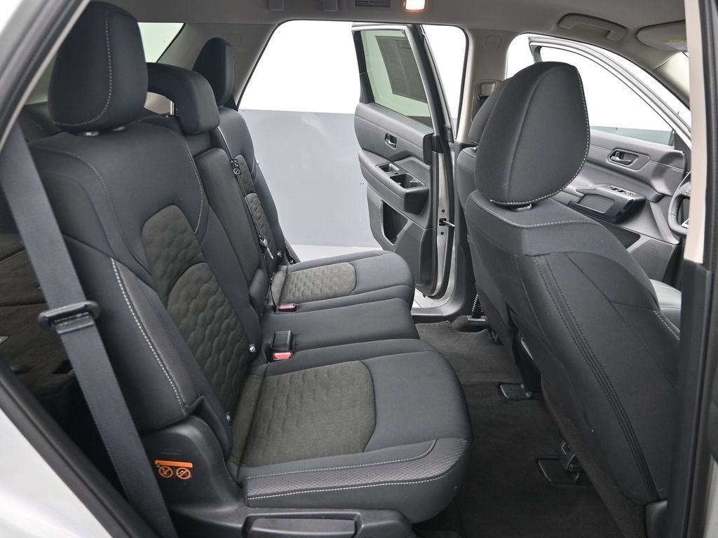 Used 2025 Nissan Pathfinder SV AWD/4WD image 32