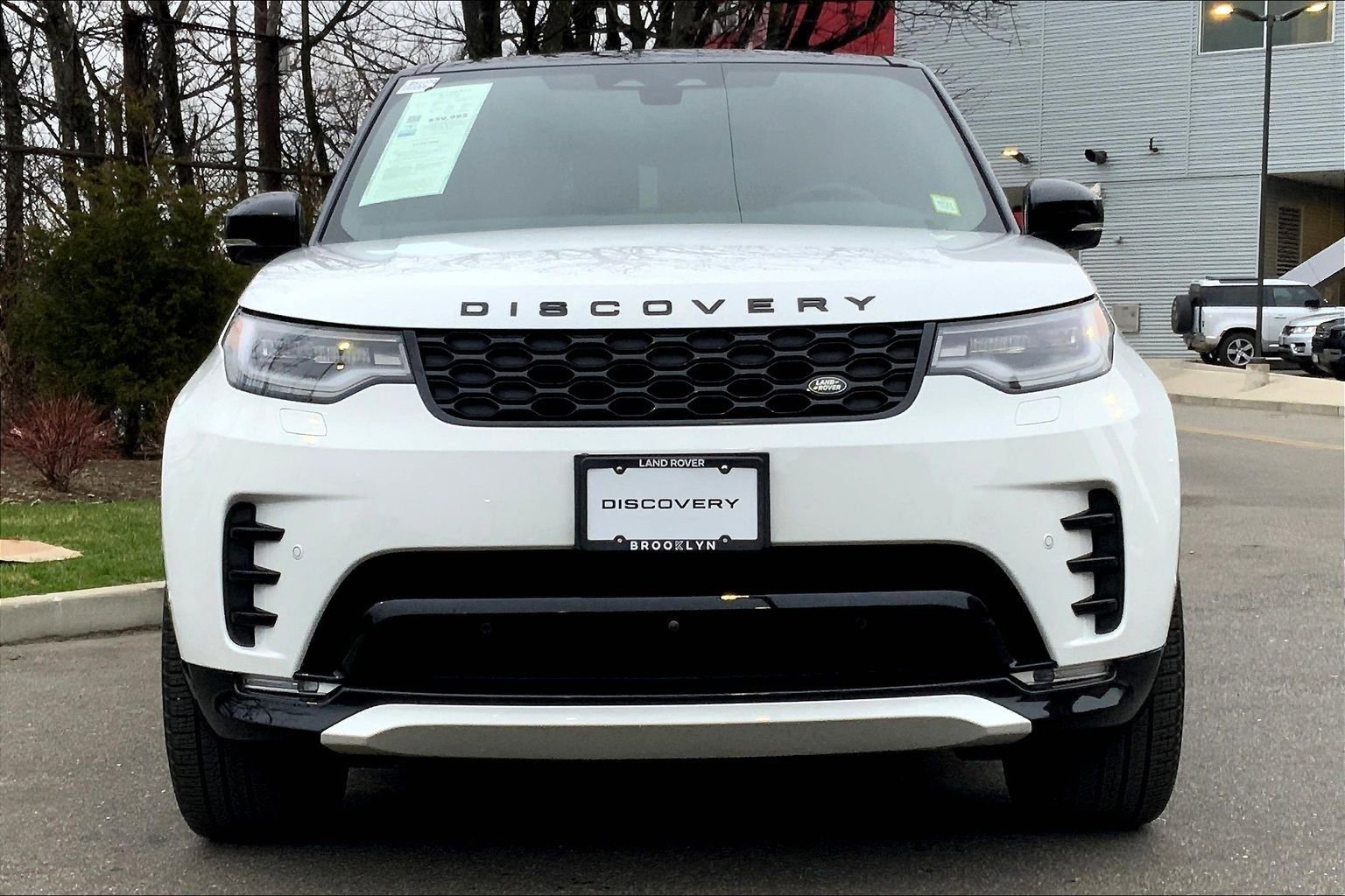 Used 2025 Land Rover Discovery Dynamic SE AWD/4WD image 3