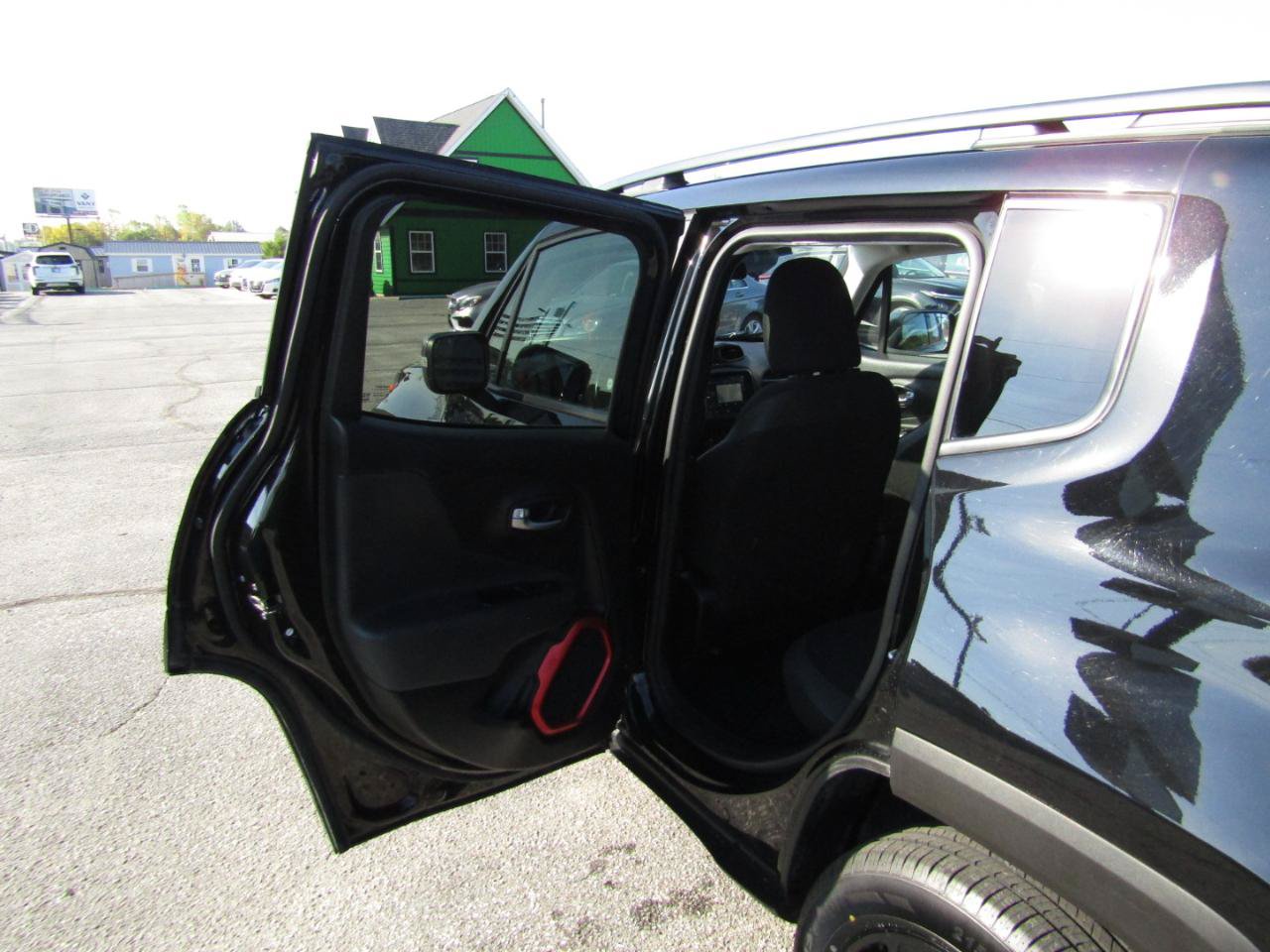 Used 2018 Jeep Renegade Trailhawk w/ UConnect 8.4 Nav Group AWD/4WD image 18