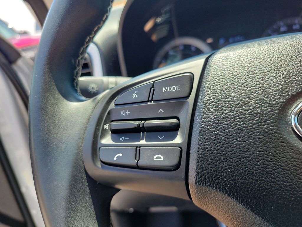 Used 2022 Hyundai Venue Limited FWD image 19