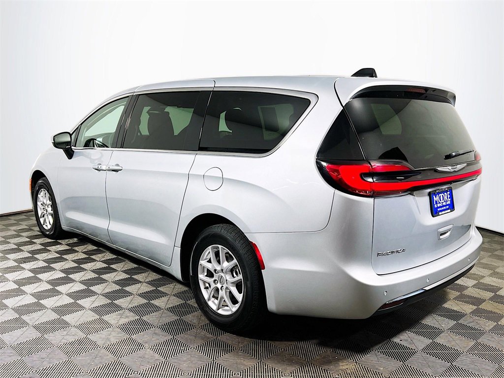 Used 2023 Chrysler Pacifica Touring-L image 6
