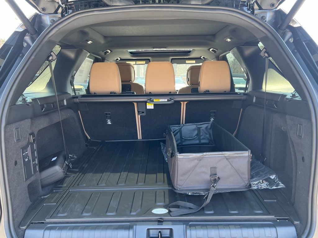 New 2026 Land Rover Discovery Dynamic SE image 27