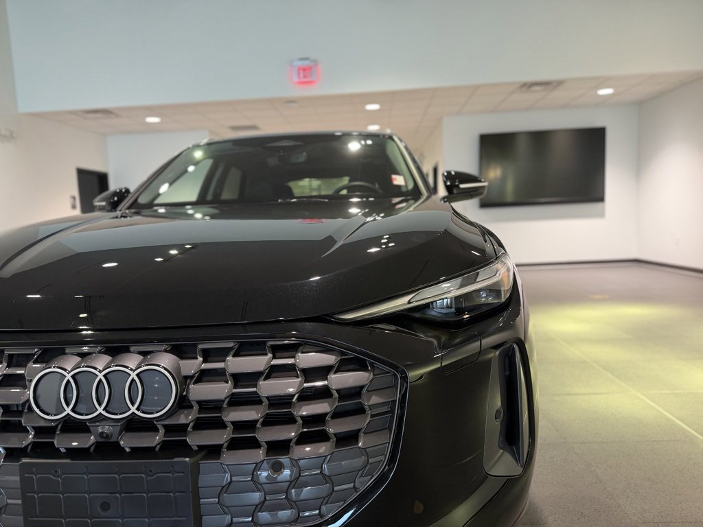 Used 2025 Audi Q5 Premium w/ Convenience Package image 32