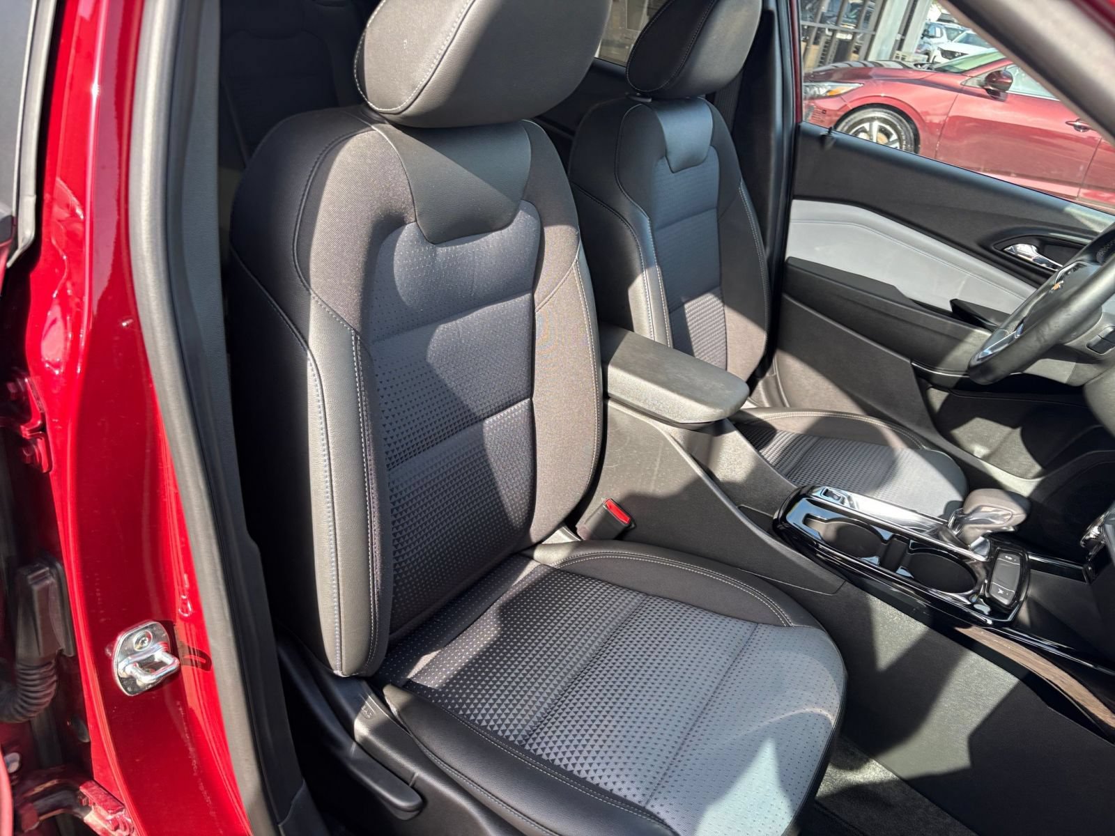 Used 2025 Chevrolet Trax LT w/ LT Convenience Package FWD image 35