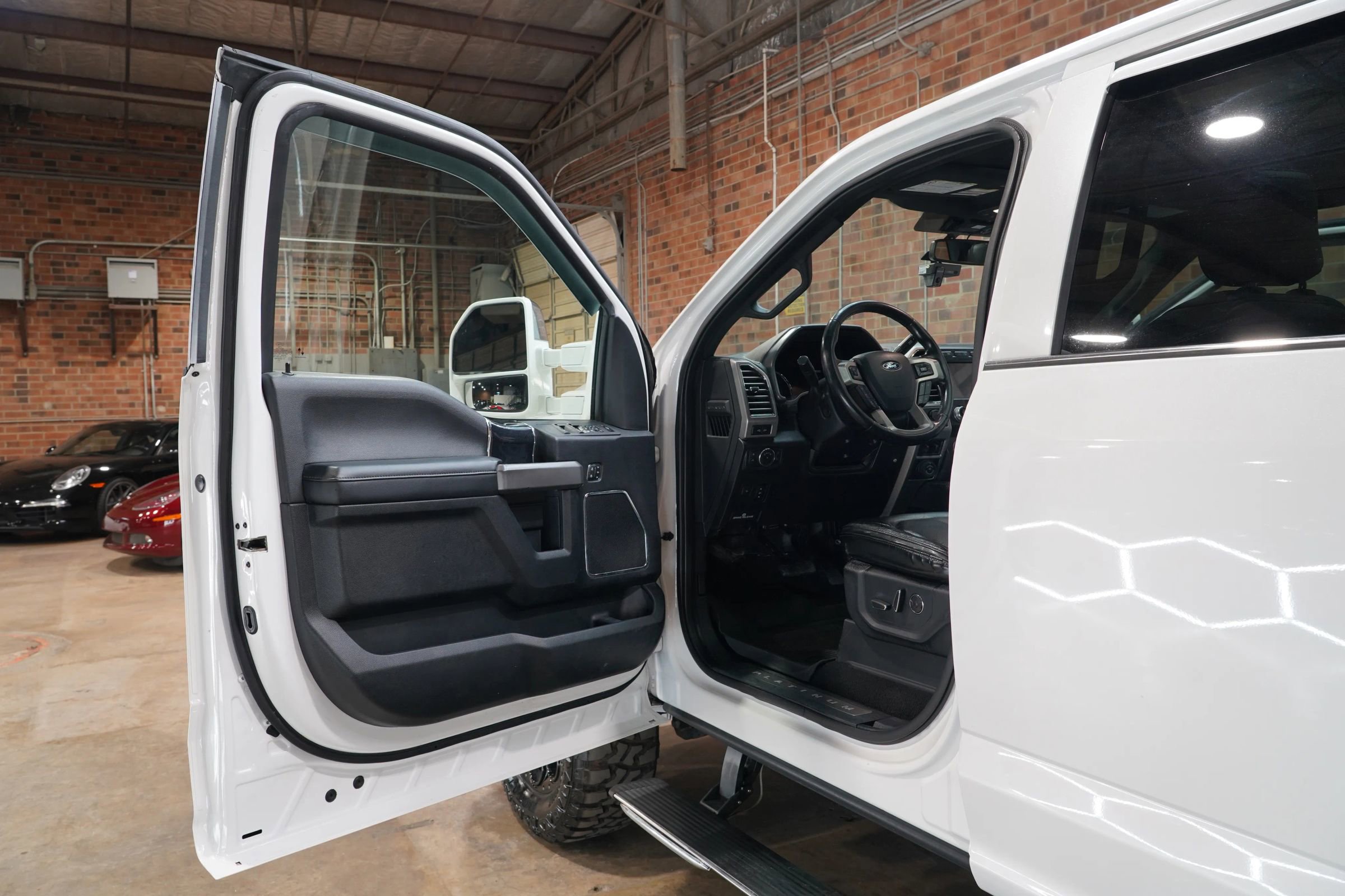 Used 2020 Ford F350 Platinum w/ FX4 Off-Road Package image 27