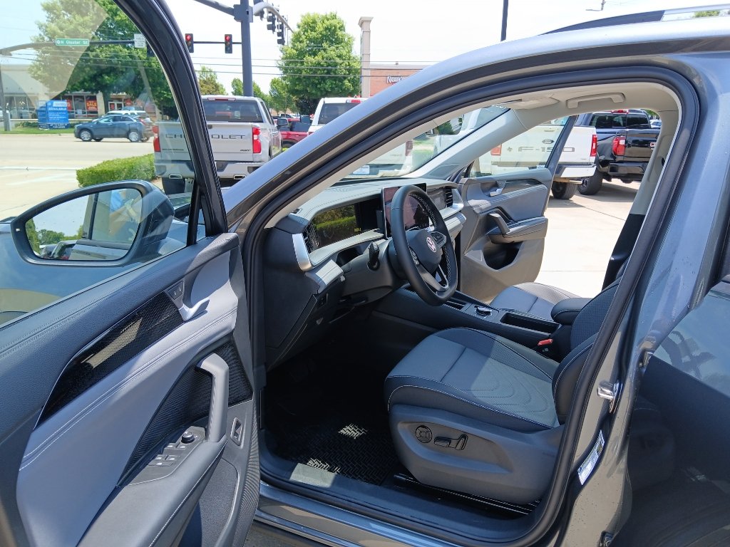New 2026 Volkswagen Tiguan SE FWD image 9