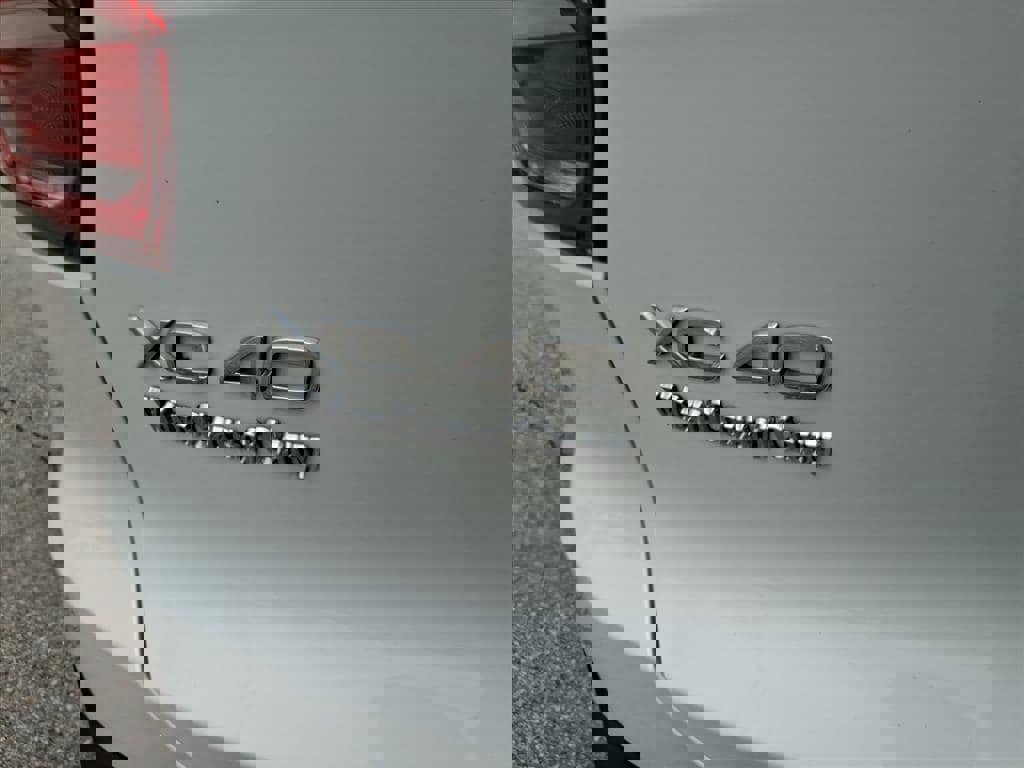 Used 2020 Volvo XC40 T4 R-Design w/ Protection Package Premier image 5